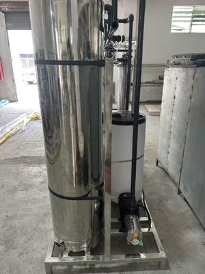 İyi bir fiyat. Endüstriyel ortamlarda 380V/50Hz güç kaynağı için paslanmaz çelik ve PVC ticari ters osmose sistemi çevrimiçi