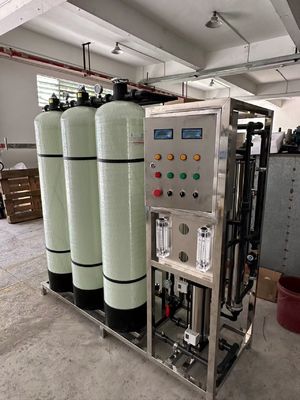 İyi bir fiyat. Saatte 1000 litre Ticari RO Sistemi Taşınabilir Su Makinesi 220V/380V çevrimiçi