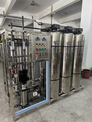 İyi bir fiyat. 380V / 50Hz Güç kaynağı Ticari RO sistemi Belediye veya kuyu suyu için mükemmel çevrimiçi
